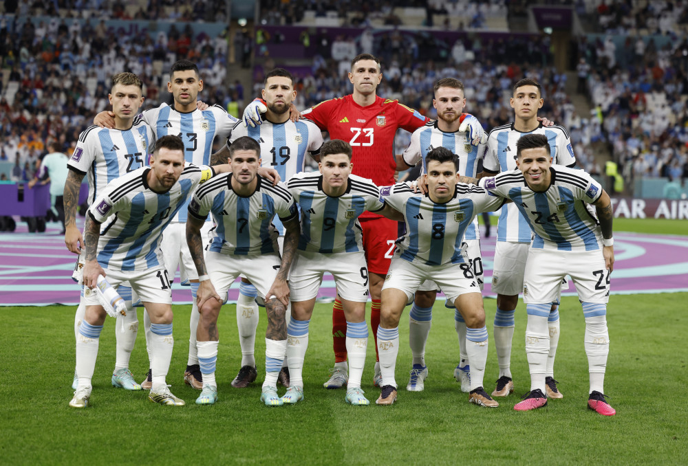 骑士老板：节日快乐骑士球迷们 让我们拿下圣诞大战继续连胜势头（骑士老板祝球迷节日快乐：圣诞大战拿下对手，连胜继续）