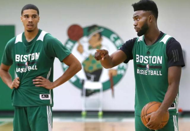 记者：阿隆索执教皇马后常与瓜帅交流；他可能不想小熊留队（记者：阿隆索入主皇马后与瓜帅交流频繁，或无意让小熊留队）