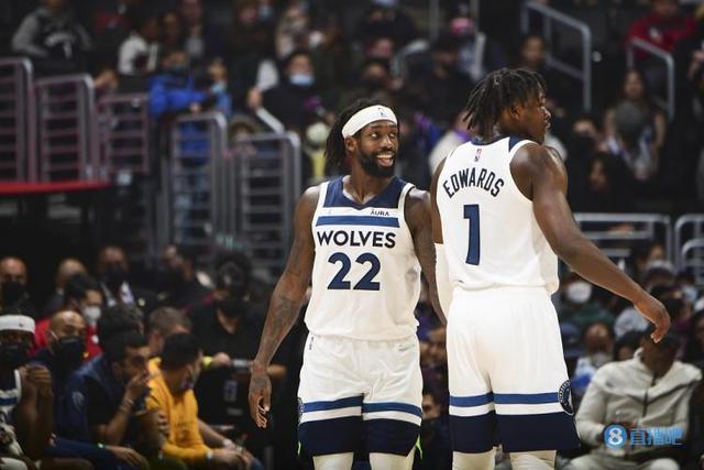 记者：曼联计划明夏每周削减一百万镑工资支出，用于引进中场（记者称曼联拟于明夏每周缩减100万英镑薪资支出，为中场引援腾出预算）