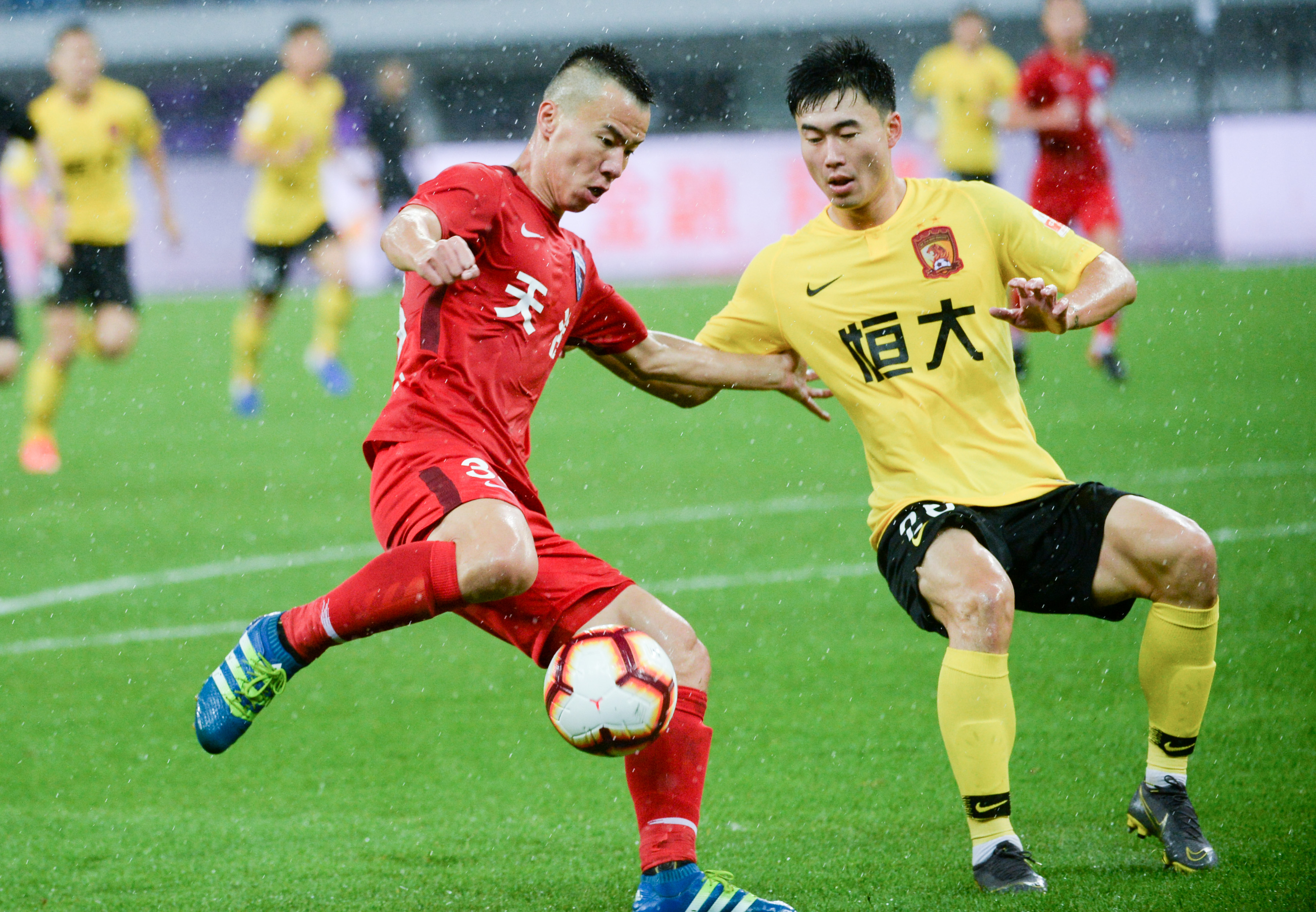 拉赫马尼：我们要庆祝，因为训练、工作就是为了让球迷高兴（拉赫马尼：该庆祝了，我们拼搏只为让球迷开心）