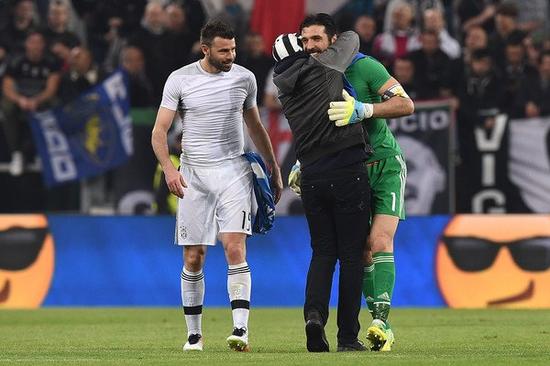 拜仁续约乌帕梅卡诺陷僵局，五年成本或超施洛特贝克（拜仁与乌帕梅卡诺续约受阻，五年总成本或高于施洛特贝克）