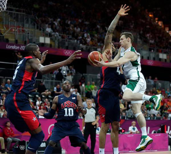 维埃里：现在拿皮奥和其他人比较毫无意义，应该让他安心踢球（维埃里：别再把皮奥和别人比较了，让他安心踢球）