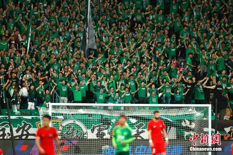 山东泰山今天下午在基地举行球迷开放日，一百多名球迷到场（山东泰山基地今日下午向球迷开放，百余名球迷到场）